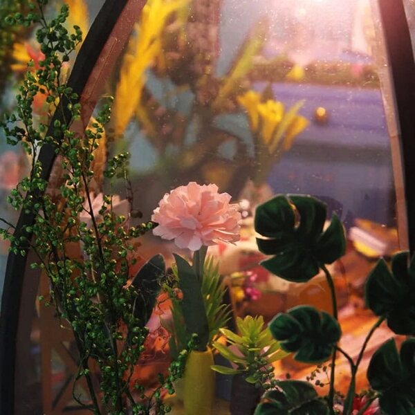 Miniatura Casa Sole tra i Fiori con Cupola in Vetro e Luci LED