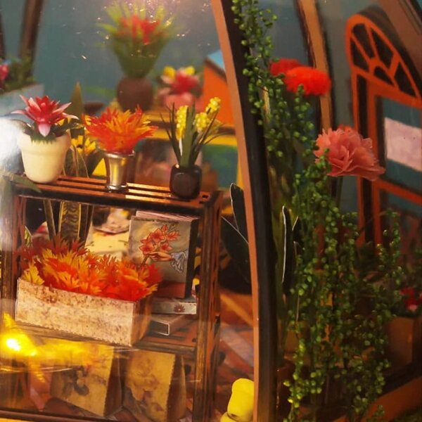 Miniatura Casa Sole tra i Fiori con Cupola in Vetro e Luci LED