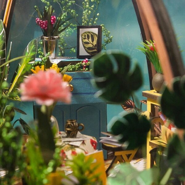 Miniatura Casa Sole tra i Fiori con Cupola in Vetro e Luci LED