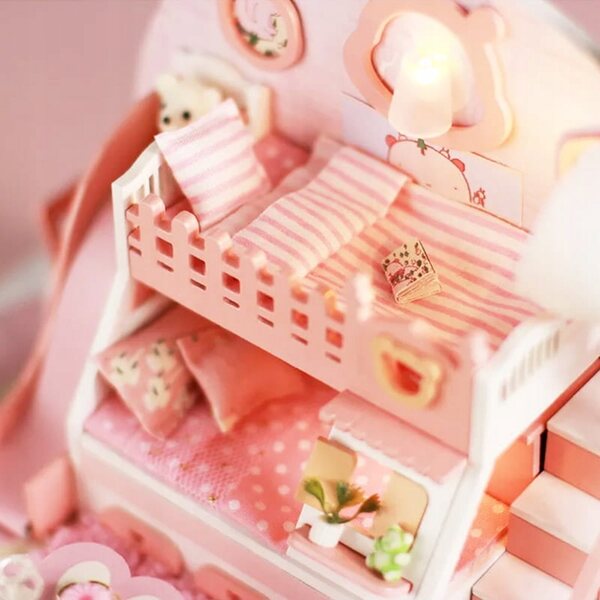 Miniatura Casa Rosa con Orsetto e Luci LED - Set Creativo DIY in Legno per Bambini