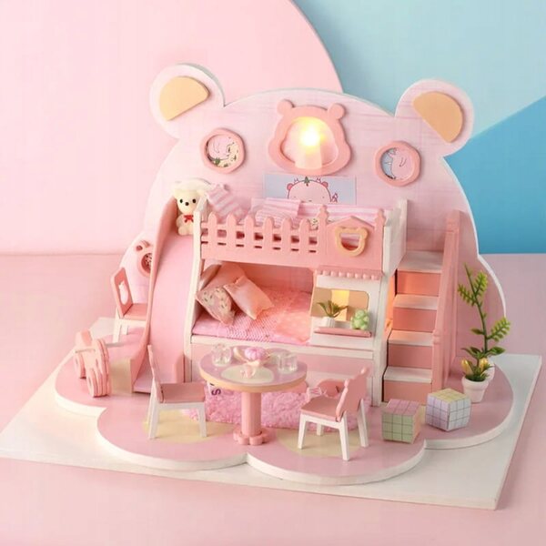Miniatura Casa Rosa con Orsetto e Luci LED - Set Creativo DIY in Legno per Bambini