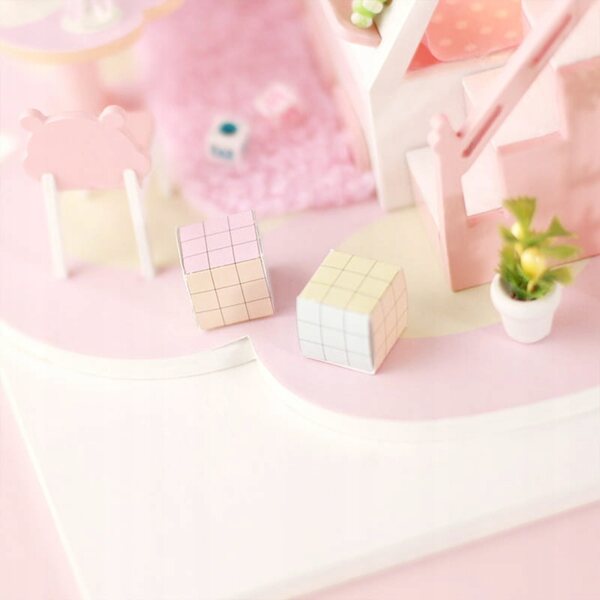 Miniatura Casa Rosa con Orsetto e Luci LED - Set Creativo DIY in Legno per Bambini