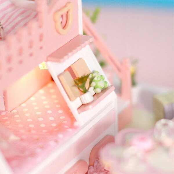 Miniatura Casa Rosa con Orsetto e Luci LED - Set Creativo DIY in Legno per Bambini