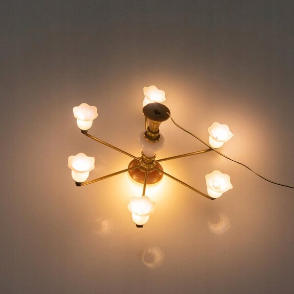 Lustre doré miniature pour maison de poupée avec lumière chaude et réaliste