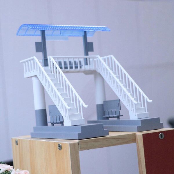 Detailliertes Bahnhofsmodell im Maßstab 1:87 für Dioramen und Modelle
