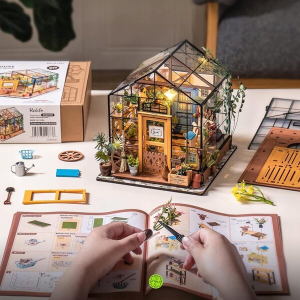 Maison miniature en bois DIY avec serre, éclairage LED et kit créatif pour adulte