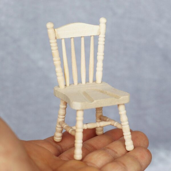 Miniaturistische houten stoel voor poppenhuis schaal 1:12