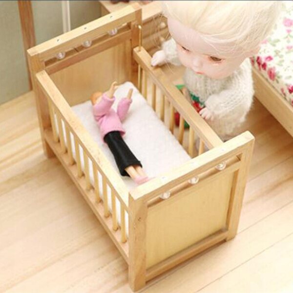 Letto miniatura in legno per casa delle bambole scala 1:12, design vintage