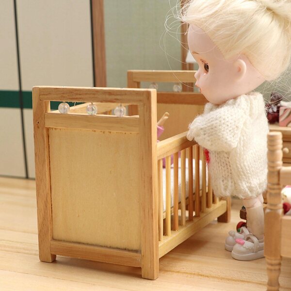 Letto miniatura in legno per casa delle bambole scala 1:12, design vintage