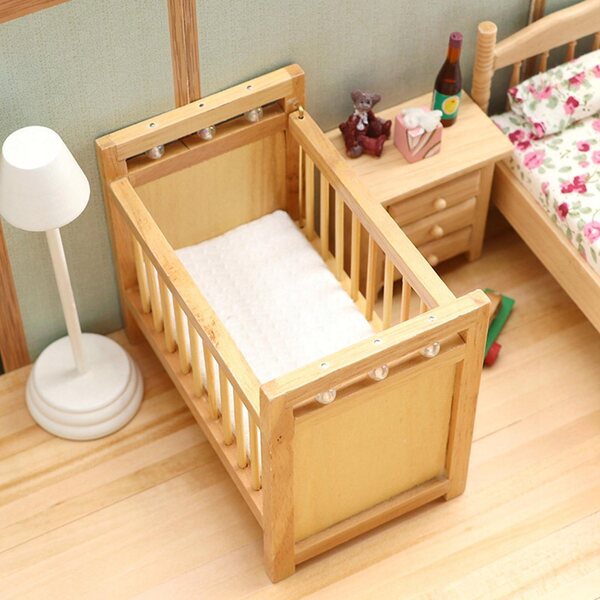 Letto miniatura in legno per casa delle bambole scala 1:12, design vintage