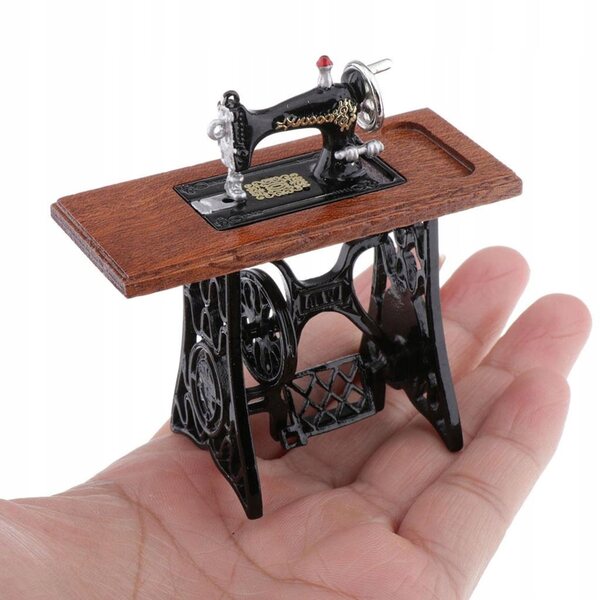 Miniaturowa maszyna do szycia z pedałem Domek dla lalek Miniaturowa scena krawiecka