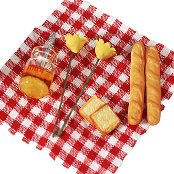 Set miniatura cibo da casa delle bambole con tovagliolo quadrettato e cestino
