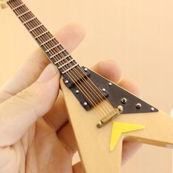 Miniatura chitarra in legno 6 corde con supporto per casa delle bambole 1:6