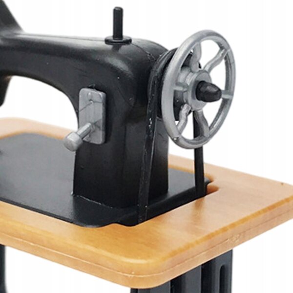 Mini macchina da cucire vintage per casetta delle bambole in scala 1:12 gialla