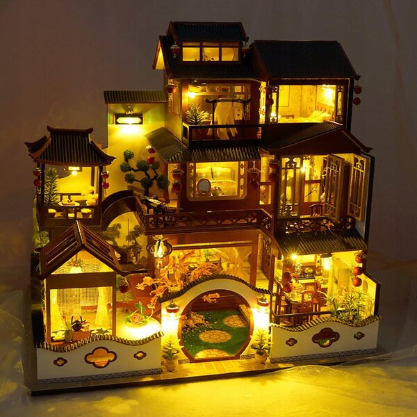 Ein DIY-Puppenhaus aus Holz mit Miniaturmöbeln und LED-Leuchten