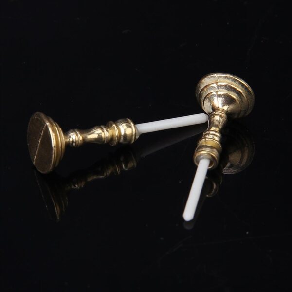 Para miniature af hvide lysestager 1:12 til metal dukkehus