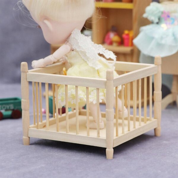 1:12 Puppenhaus aus Holz mit Kinderbett, detaillierte Deko-Miniatur