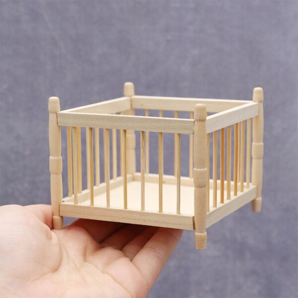 1:12 Puppenhaus aus Holz mit Kinderbett, detaillierte Deko-Miniatur