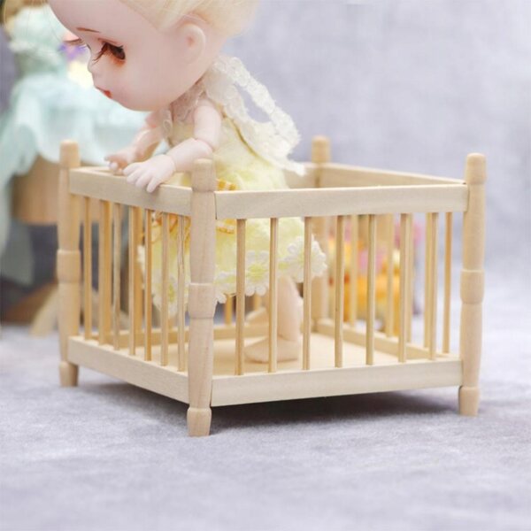1:12 Puppenhaus aus Holz mit Kinderbett, detaillierte Deko-Miniatur