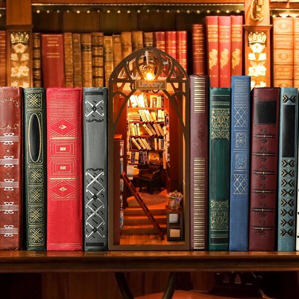 Dollhouse in legno DIY a tema biblioteca con montaggio completo e dettagli unici