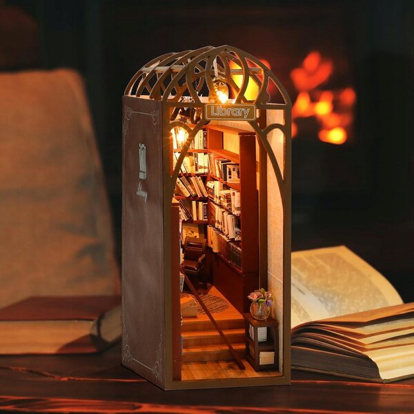 Dollhouse in legno DIY a tema biblioteca con montaggio completo e dettagli unici
