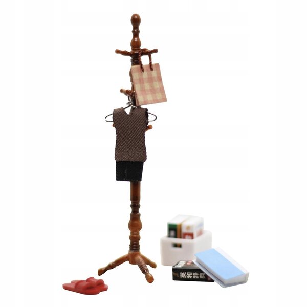 Poppenhuisminiatuur met woonkamerset en creatieve houten kapstok