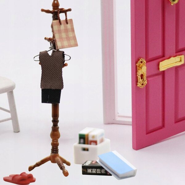 Poppenhuisminiatuur met woonkamerset en creatieve houten kapstok