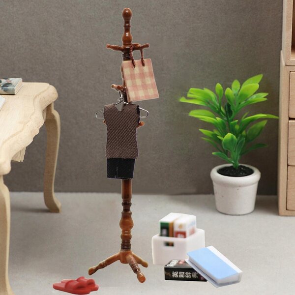 Poppenhuisminiatuur met woonkamerset en creatieve houten kapstok