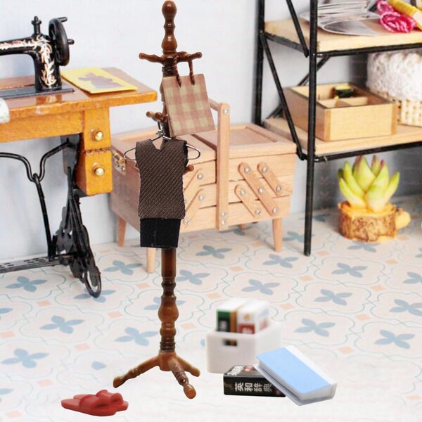 Poppenhuisminiatuur met woonkamerset en creatieve houten kapstok