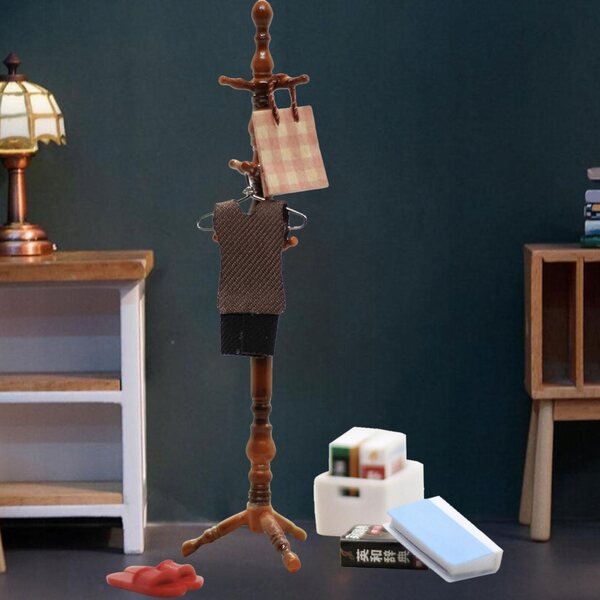Poppenhuisminiatuur met woonkamerset en creatieve houten kapstok