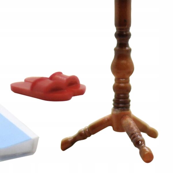 Poppenhuisminiatuur met woonkamerset en creatieve houten kapstok