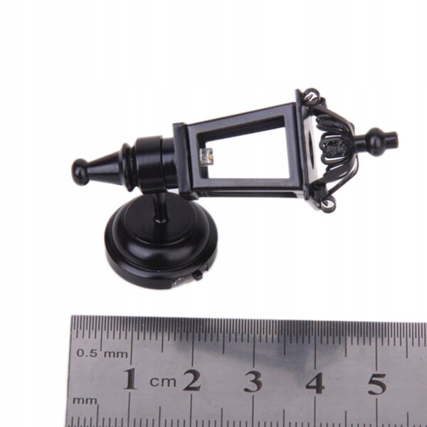 Lampe LED miniature en métal noir pour maison de poupées à l'échelle 1:12
