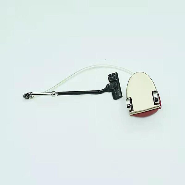 Mini aspirapolvere rosso per casa delle bambole 1:12 in legno accessorio