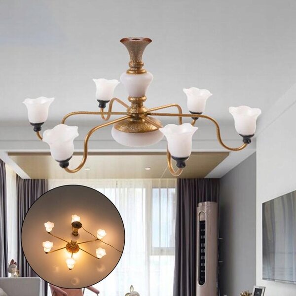 Mini lampadario in plastica per casa delle bambole con luce calda dorata 8,2x4,5 cm