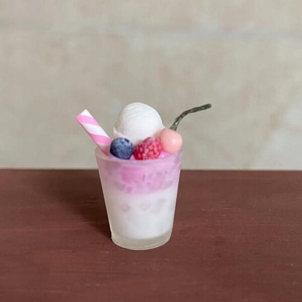 Miniatuur koffiekopje met ijs voor een poppenhuis op schaal 1:6 - decoratieve accessoires
