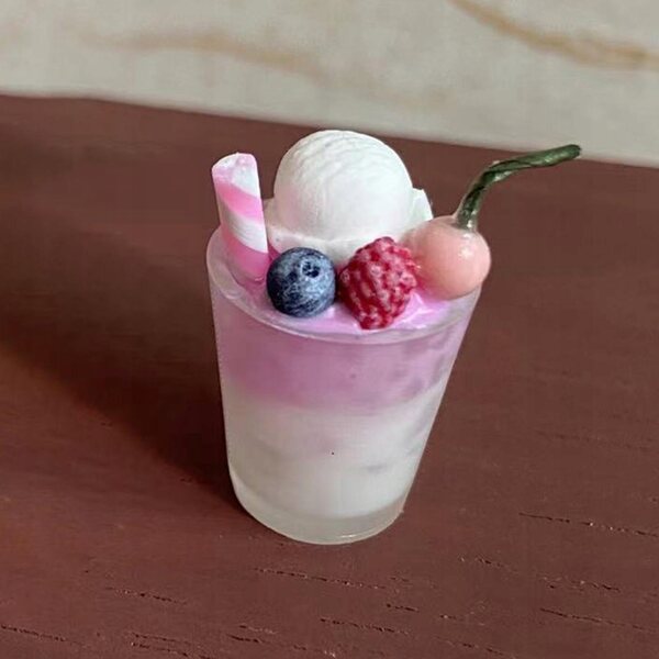 Miniatuur koffiekopje met ijs voor een poppenhuis op schaal 1:6 - decoratieve accessoires
