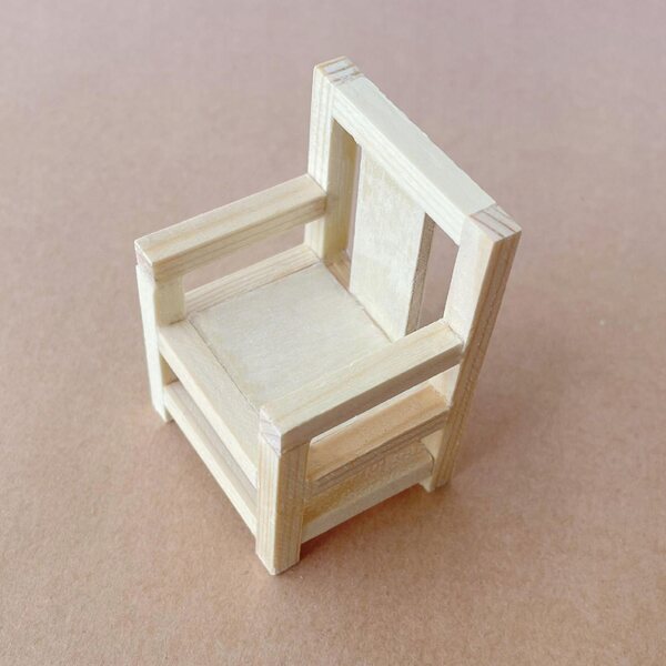 Fotel Holzminiatur für Puppenhaus, dekoratives Zubehör, 4 x 3,5 x 6 cm
