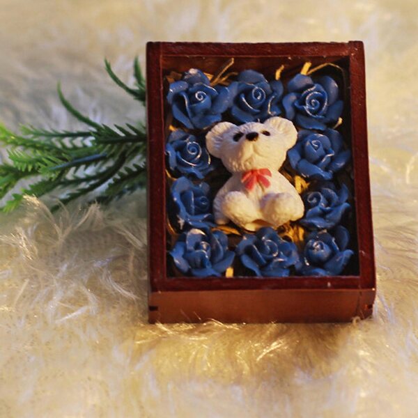 1:12 Puppenhaus-Miniatur-Geschenkbox mit blauer Rose aus Kunstharz