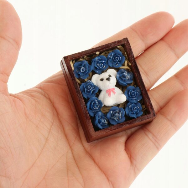 1:12 Puppenhaus-Miniatur-Geschenkbox mit blauer Rose aus Kunstharz
