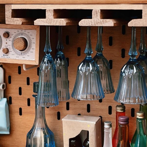 Casa delle bambole: appendiabiti in legno per bicchieri da vino, miniatura, 6 cm