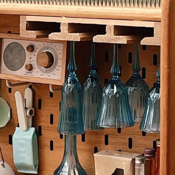 Casa delle bambole: appendiabiti in legno per bicchieri da vino, miniatura, 6 cm