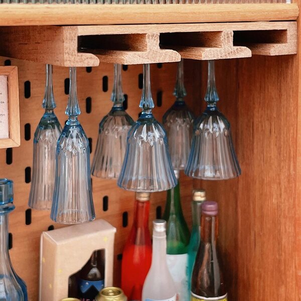 Casa delle bambole: appendiabiti in legno per bicchieri da vino, miniatura, 6 cm