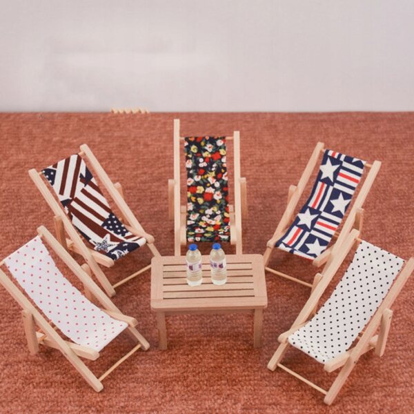 Miniatura di Sedia da Spiaggia in Legno per Casa delle Bambole 11x5.7x5.5 cm