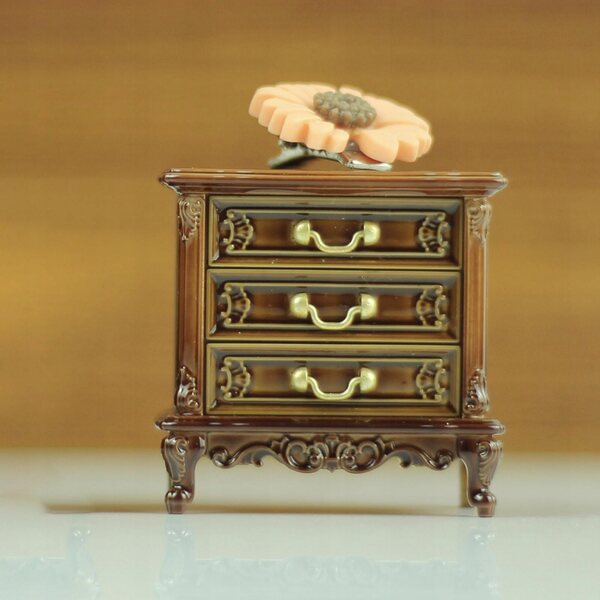 Miniatur-Nachttisch aus Holz im Maßstab 1:12 mit Schubladen und Griffen im Retro-Design
