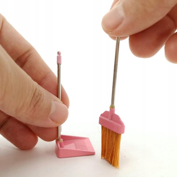 1:12 Miniatur-Set mit Besen und Kehrschaufel aus Kunststoff für das rosa Puppenhaus
