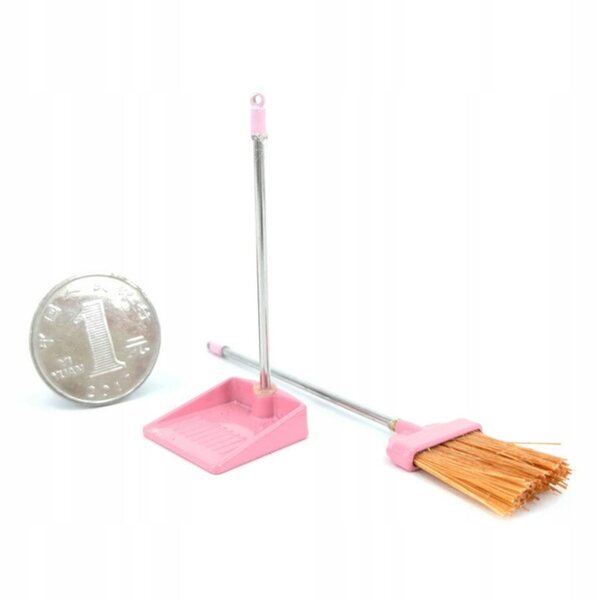 1:12 Miniatur-Set mit Besen und Kehrschaufel aus Kunststoff für das rosa Puppenhaus