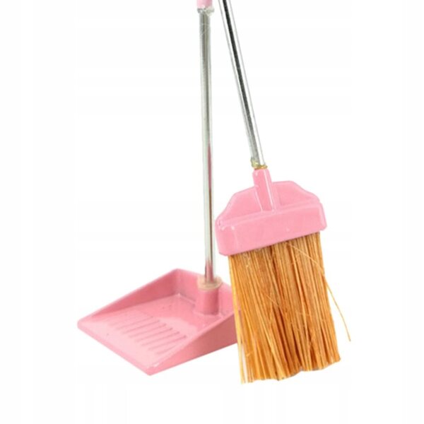 1:12 Miniatur-Set mit Besen und Kehrschaufel aus Kunststoff für das rosa Puppenhaus
