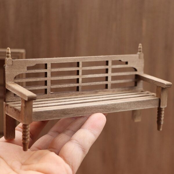 Handgefertigte Holzbankminiatur für Puppenhaus im Maßstab 1:12