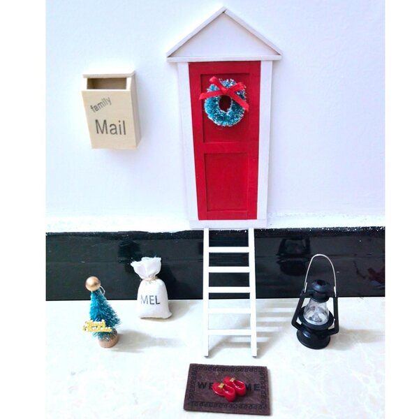Ein hölzernes Puppenhaus mit Weihnachtsdekoration im Maßstab 1:12 und 1:6