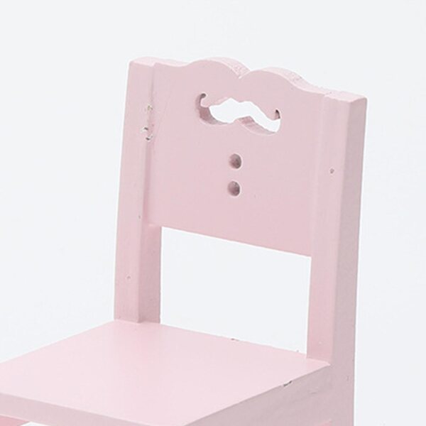 Houten poppenhuismeubelset met roze stoel en miniatuurtafel
